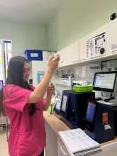 Nerea, responsable de laboratorio en la Clínica Veterinaria Nueva Segovia